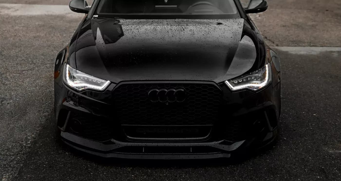 Svart Audi som är helt ren